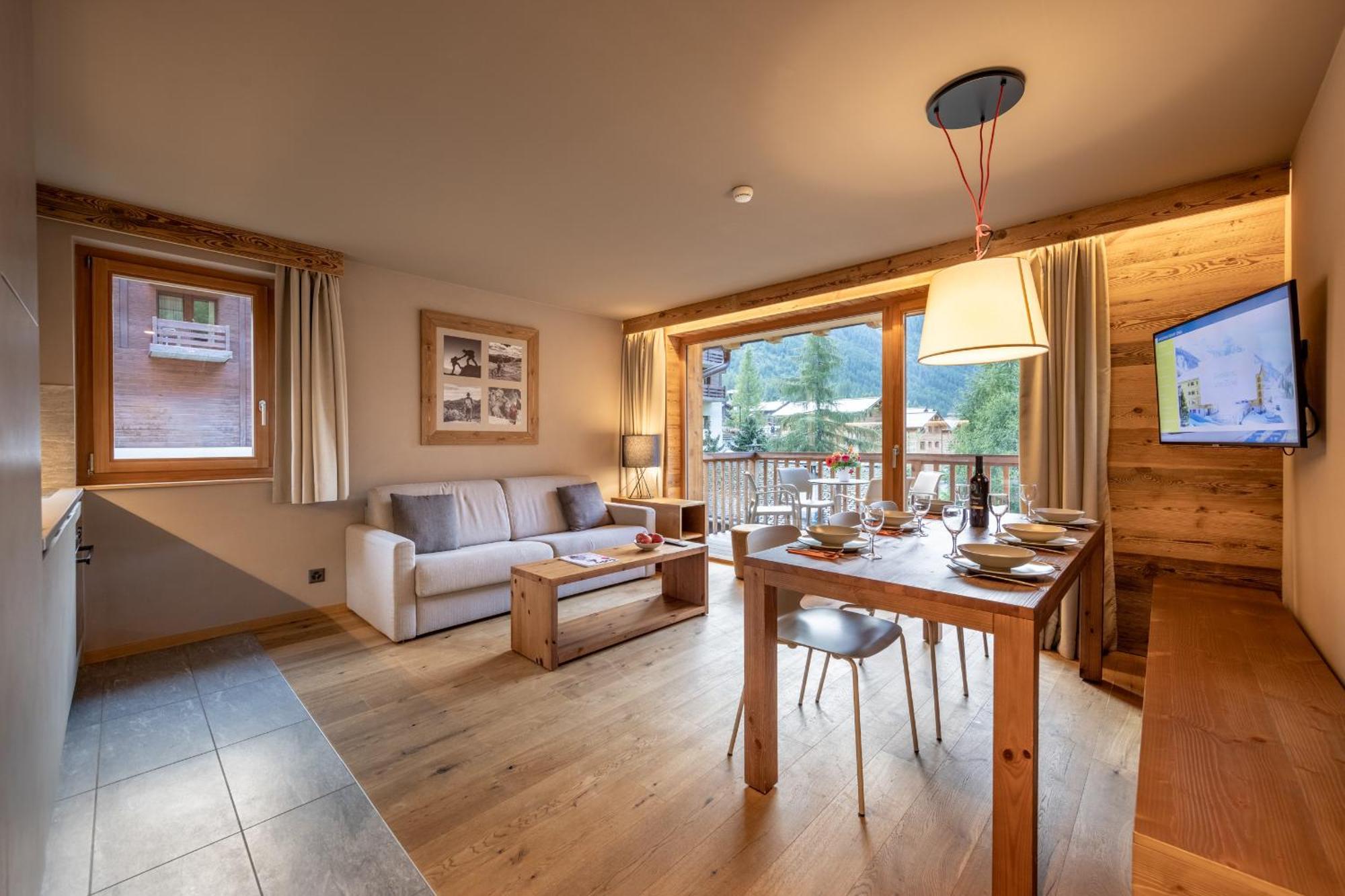 Two-Bedroom Apartment Terrace or Balcony South View
